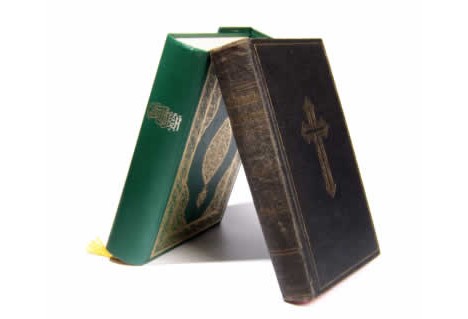 Нарушил заповедь: мужчина украл у знакомого Библию и Коран